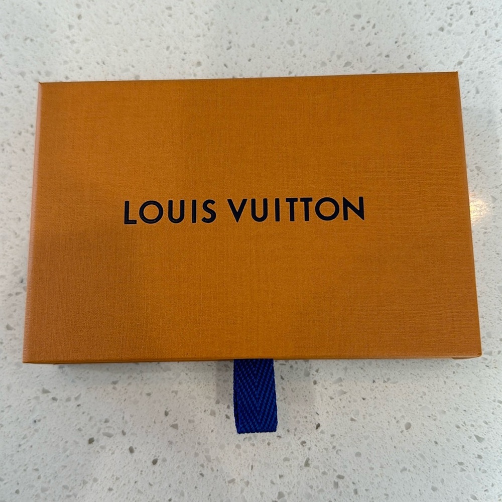 Authenticatic Louis Vuitton gift box with bow